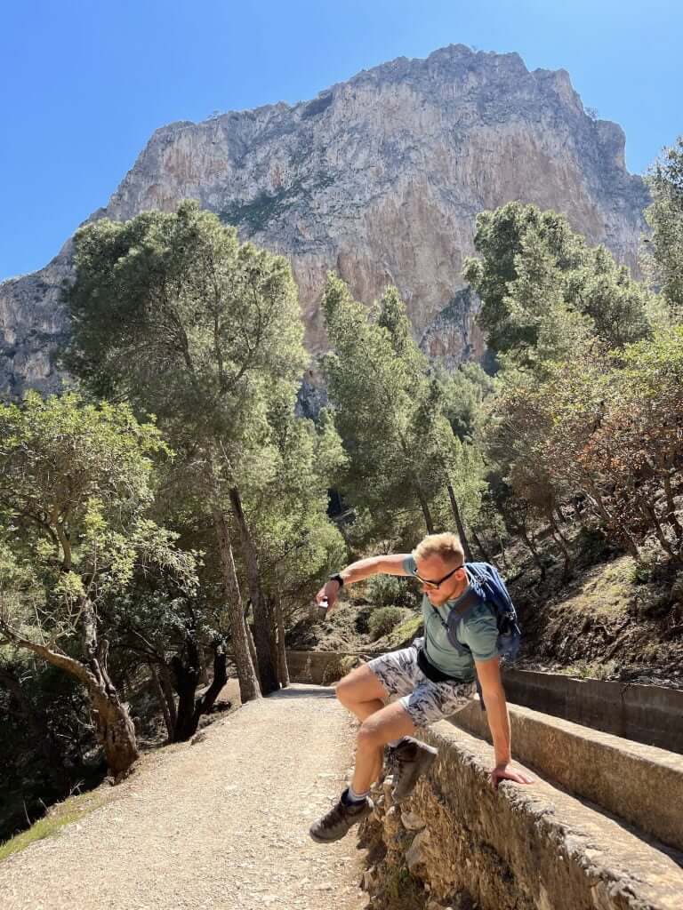 Narrow pathway section